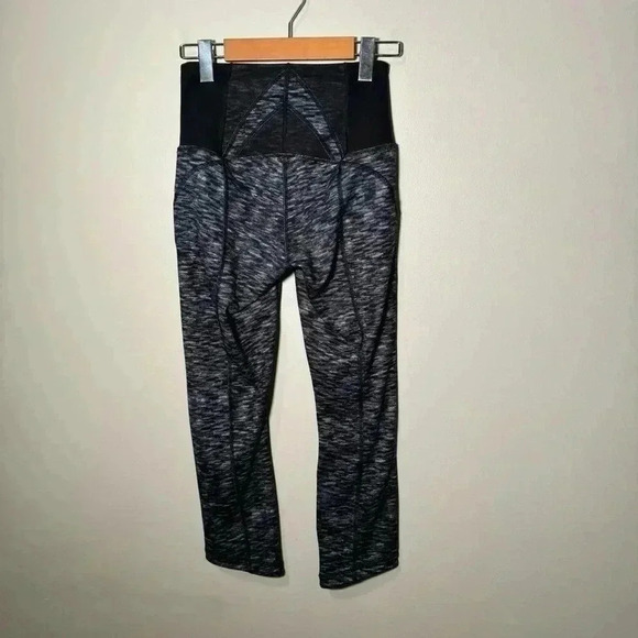 Lululemon Exquisite Crop Dramatic Static White Black / Black 4 - Picture 7 of 8